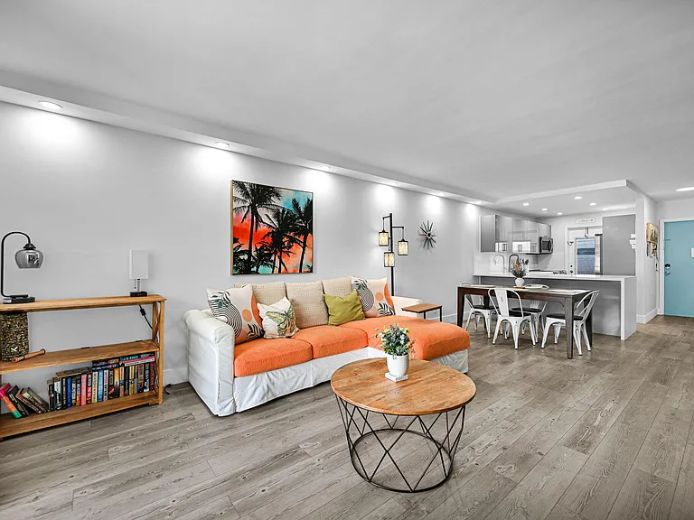 400 SE 10th St #303 — Photo 5
