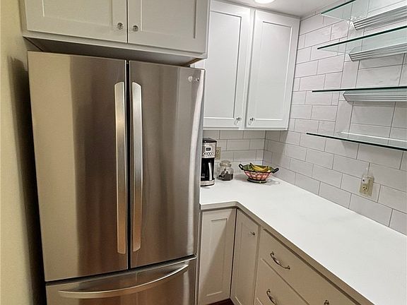 5th image of 95 Eckhert St