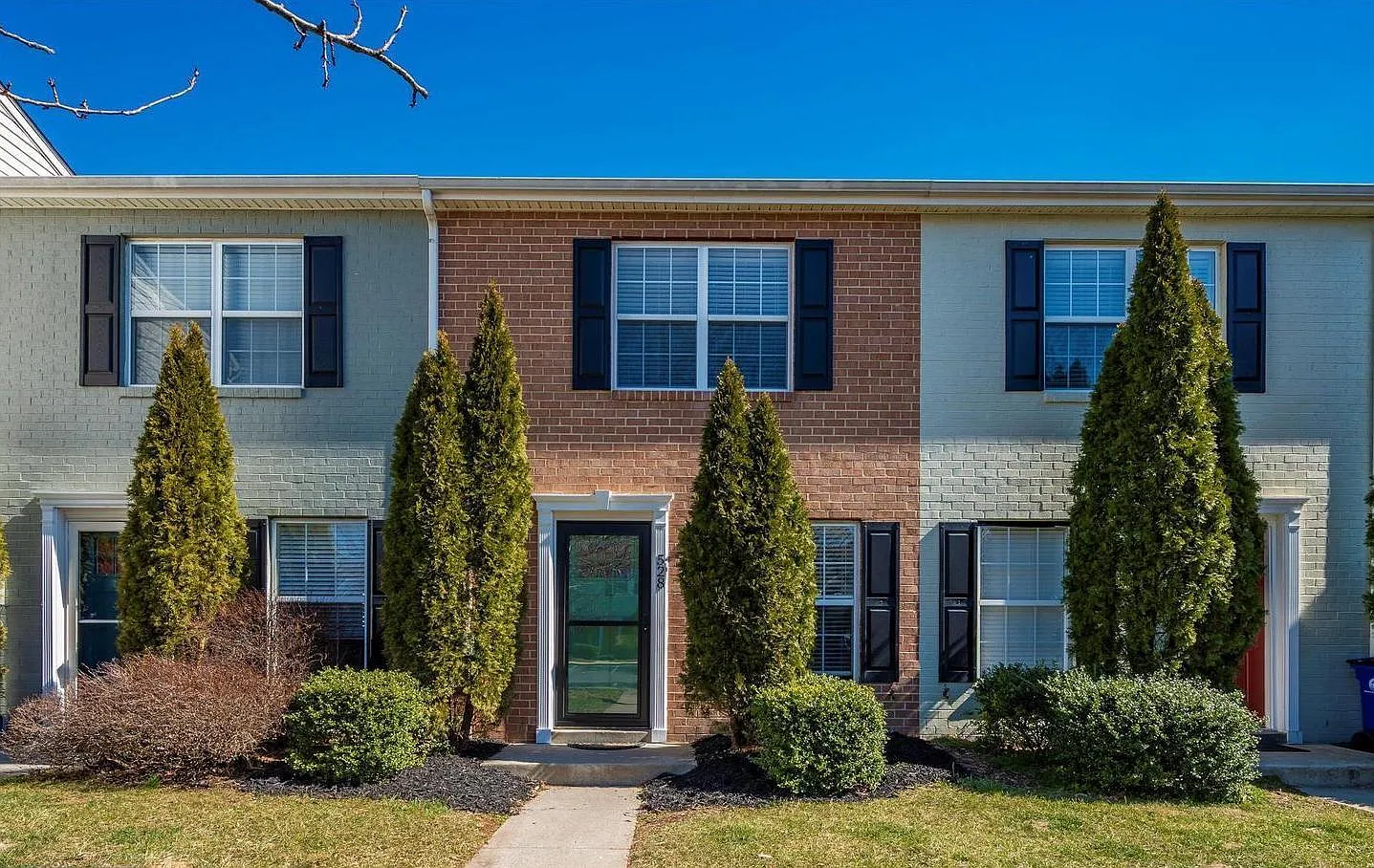 3 bed, 1.5 bath, 1088 sqft, $2,350 — Photo 1