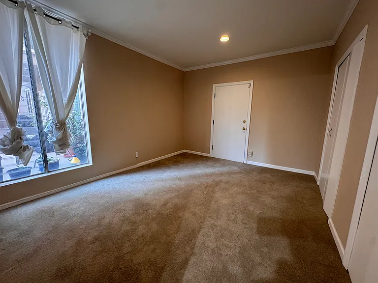 Bed #2 w/entrance to the hallway