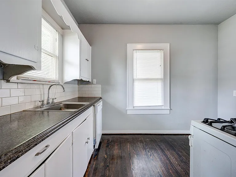109 E 23rd St — Photo 22