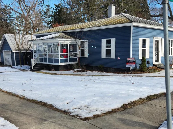 516 W Grove St, Greenville, MI 48838