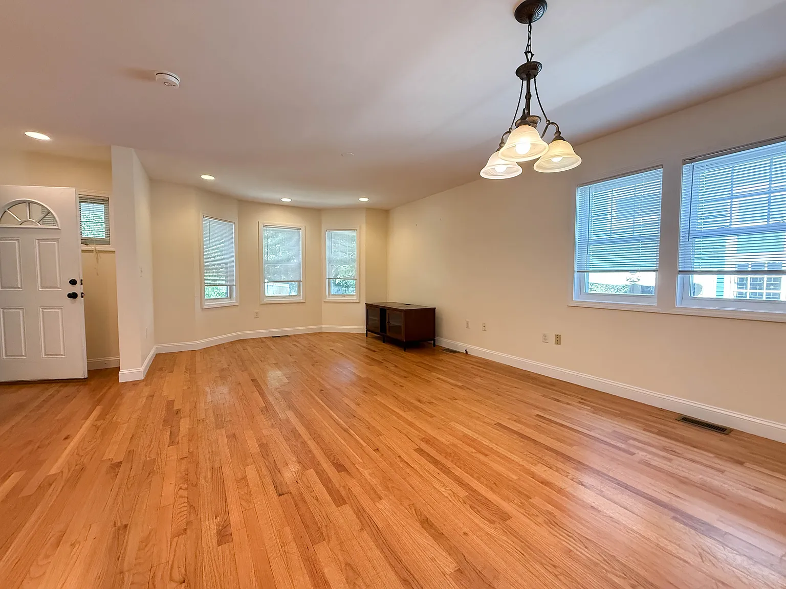 3 bed, 1500 sqft, $3,300 — Photo 2