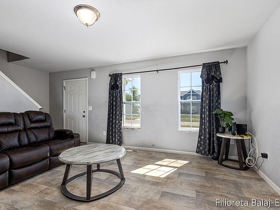 3rd image of 467 Oak View Dr