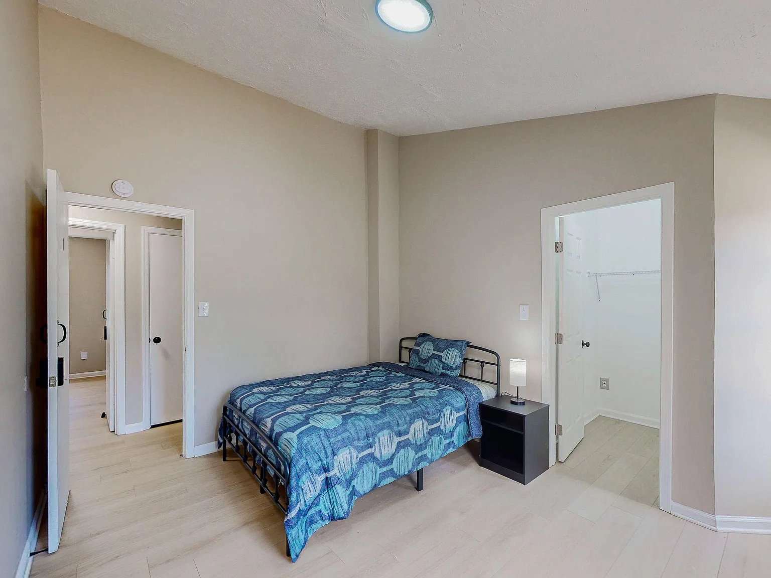 4 bed, 6.0 bath, 3000 sqft, $957 — Photo 1