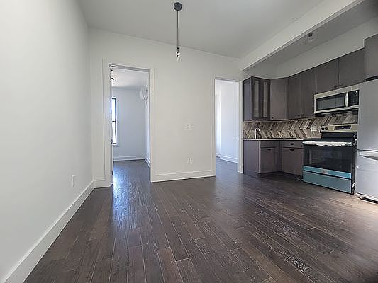 2nd image of 422 Lorimer St #3