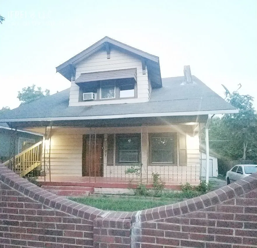 2 Bedroom and one Bath upstairs unit in 2 level duplex — Photo 2