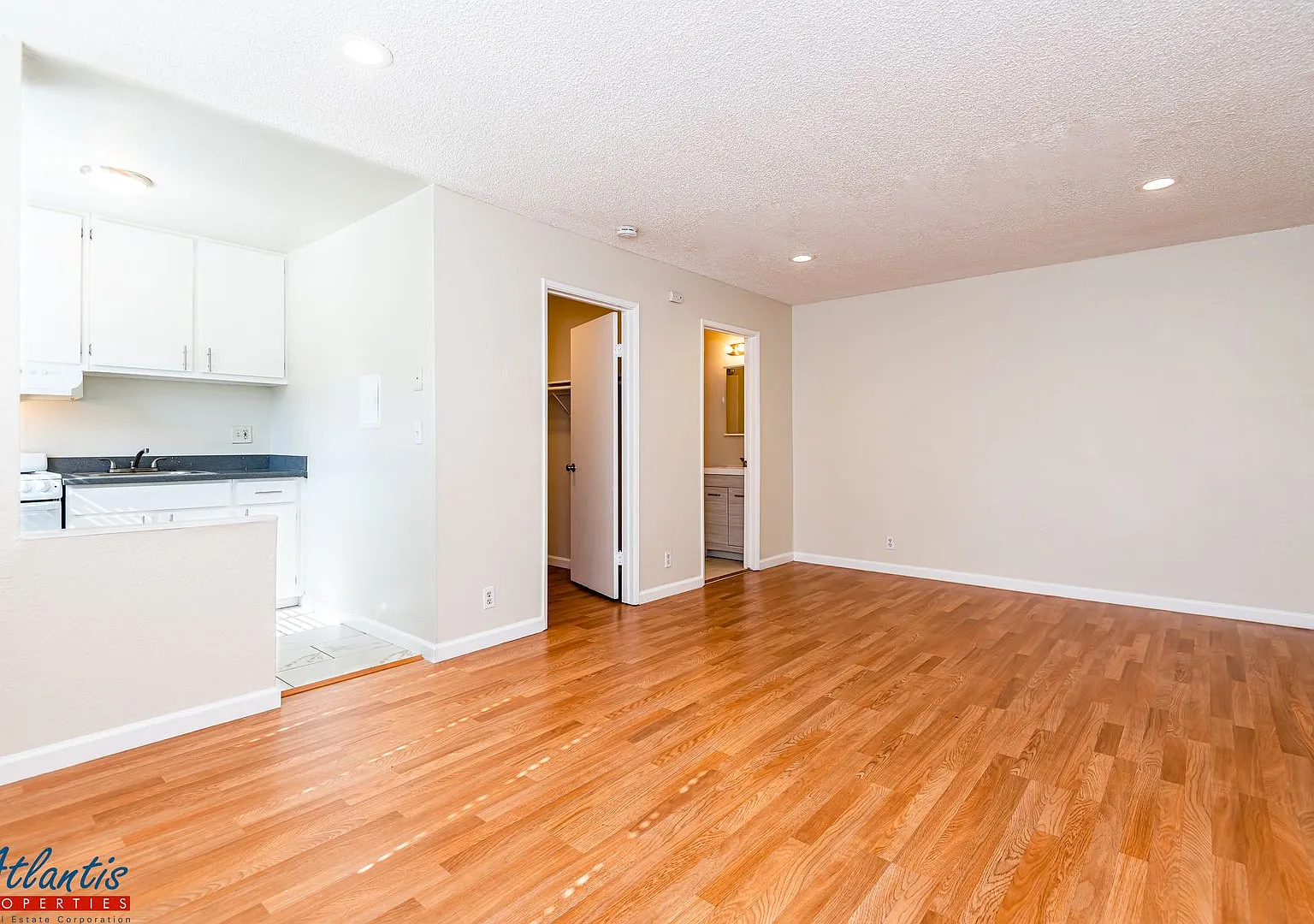 Camden 5520-5522 — Photo 2