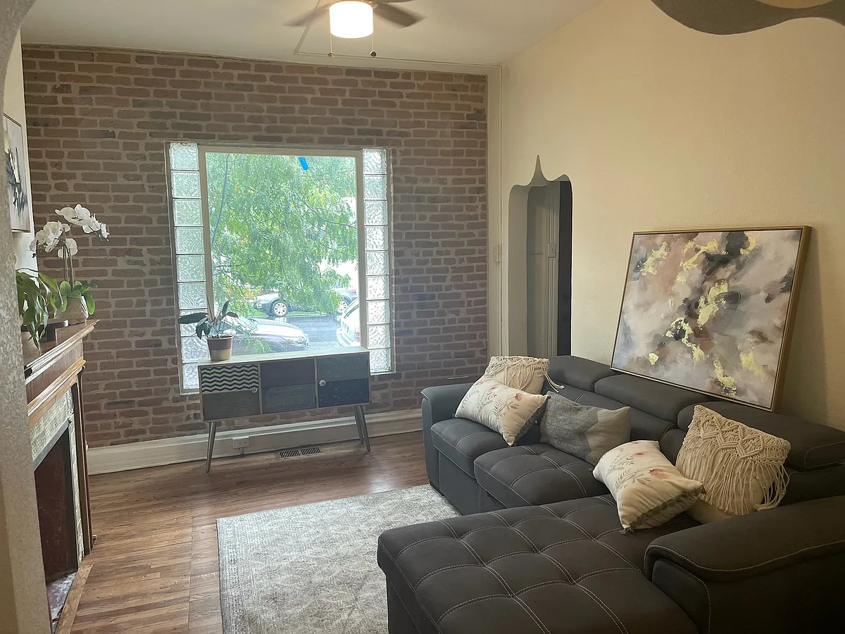 Living room - 1525 E 22nd Ave