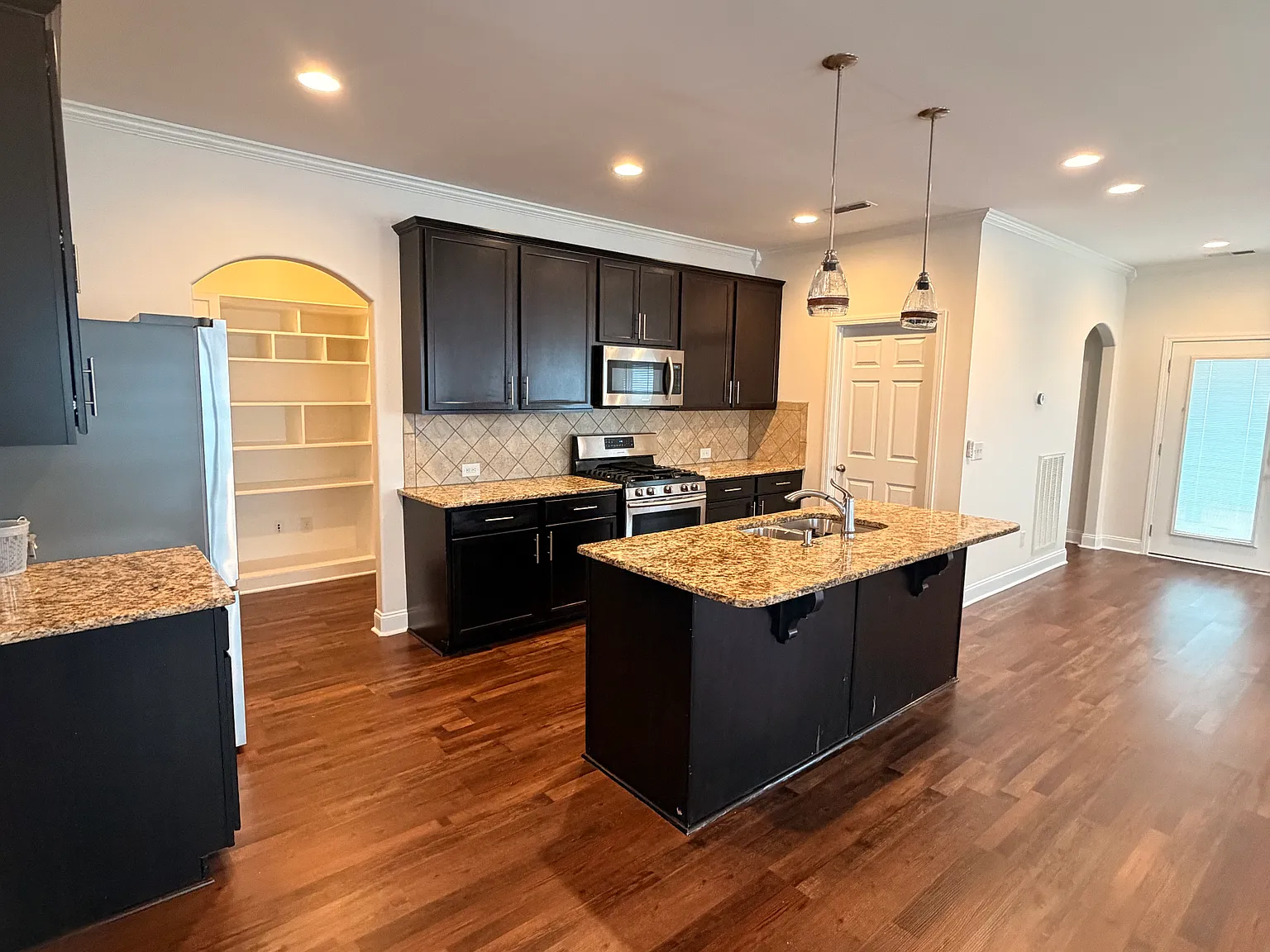 4 bed, 2748 sqft, $3,300 — Photo 3