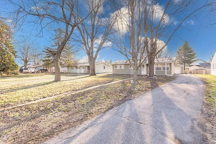 3 bed, 1.0 bath, 968 sqft, $1,500 — Photo 2