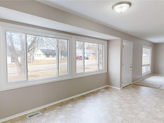 2nd image of 904 Sunset Rdg