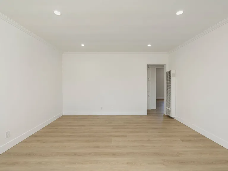 15301 Eastwood Ave - Standalone Home with Private Patio! — Photo 18