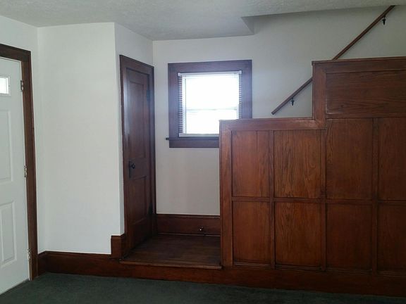 3rd image of 880 E Crosier St