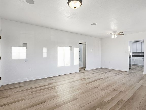 4th image of 1527 W Jackson Ave