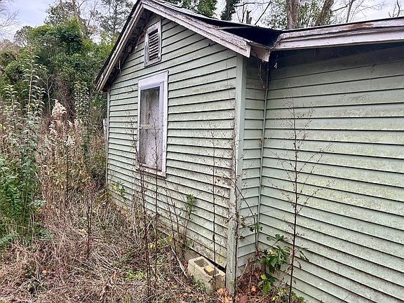 4th image of 323 Aiken Rd