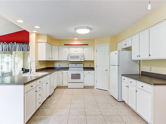 4th image of 535 Lauren Ln