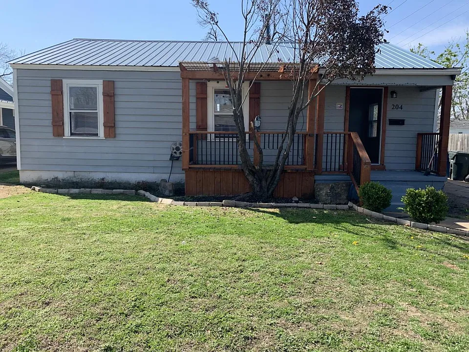 204 E Fairchild Dr
