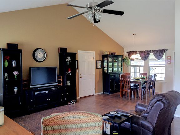 3rd image of 303 E Bluebriar Dr