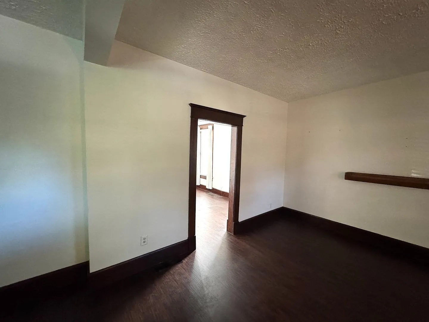 Bates-Hendricks 2 Bedroom and 1.5 Bathroom with Garage — Photo 3