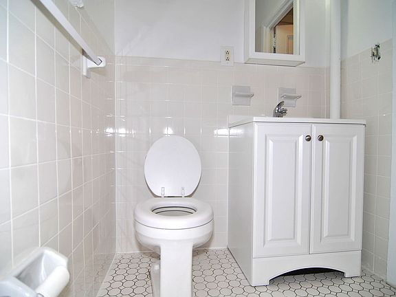 5th image of 405 W 45th St APT 4C