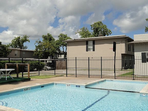 Main Pool with Basketball Court