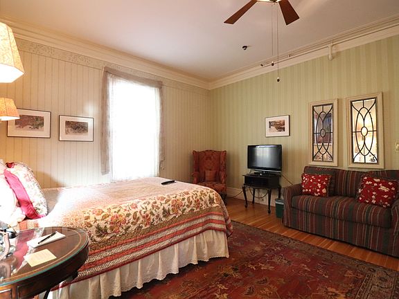 3rd image of 83 Longwood Ave Room 3