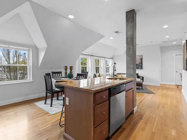 317 Main St APT 7, Wakefield, MA 01880