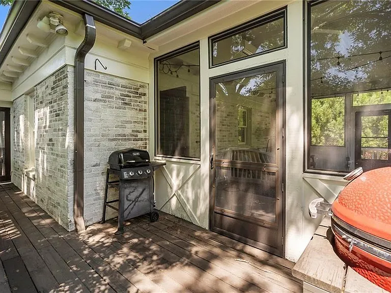663 Yorkshire Rd NE — Photo 48