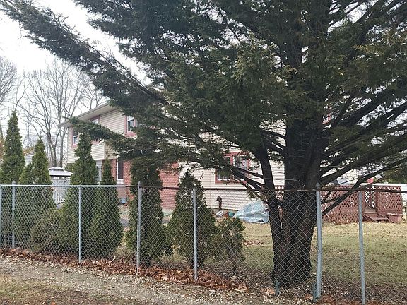 3rd image of 431 Commack Rd