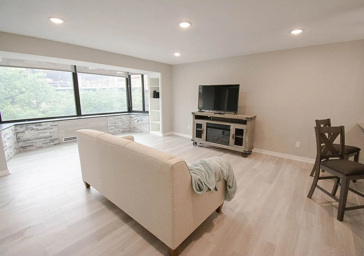 Modern 1BR with Downtown Views, Parking & InUnit Laundry — Photo 4