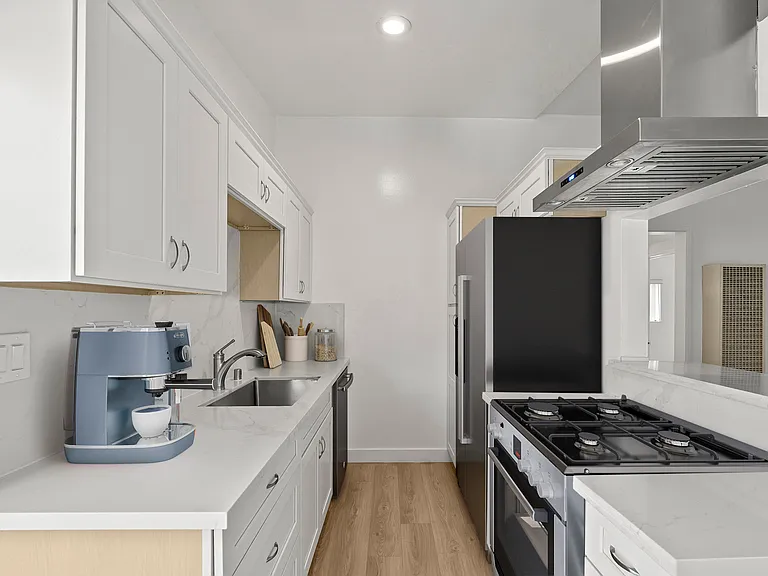 1829 Beloit Ave #4 — Photo 3