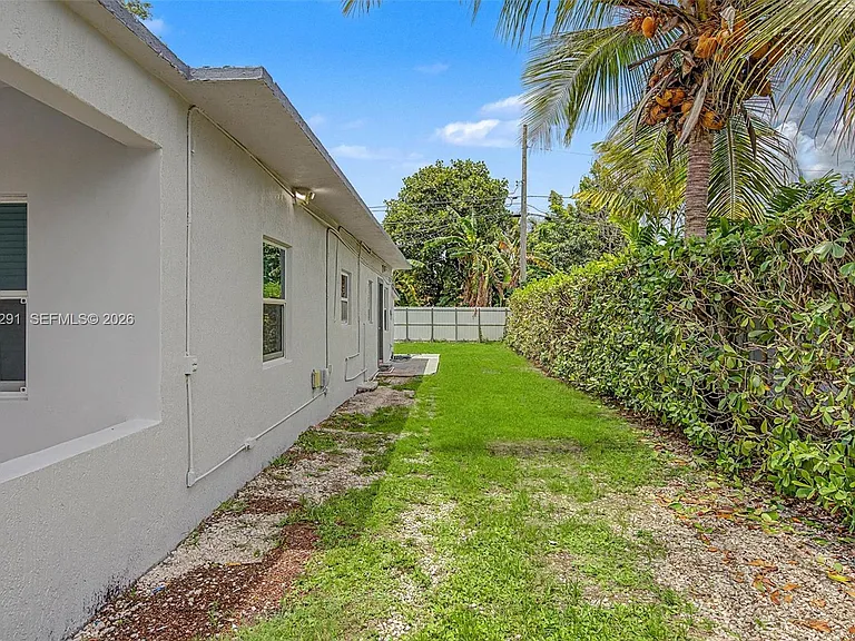 5917 SW 62nd Ter — Photo 5