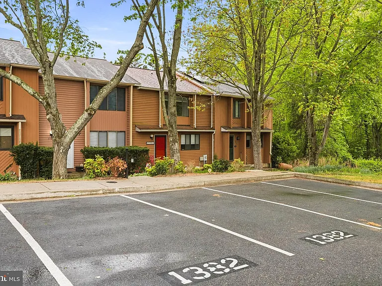 1382 Almond Dr — Photo 3