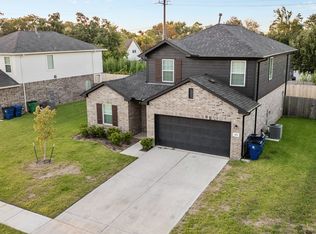 422 Magnolia Ln, Clute, TX 77531