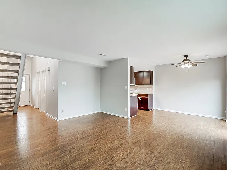 1804 Cliffview Ln — Photo 2