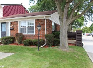 2810 Seaton Circuit W, Warren, MI