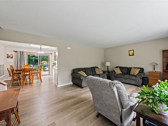 4th image of 2591 Woodview Rd