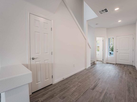4th image of 5689 Woodchester Ave