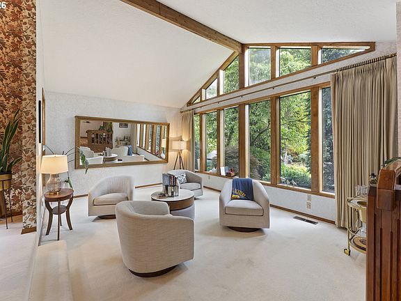 5th image of 15643 NE Siskiyou Ct