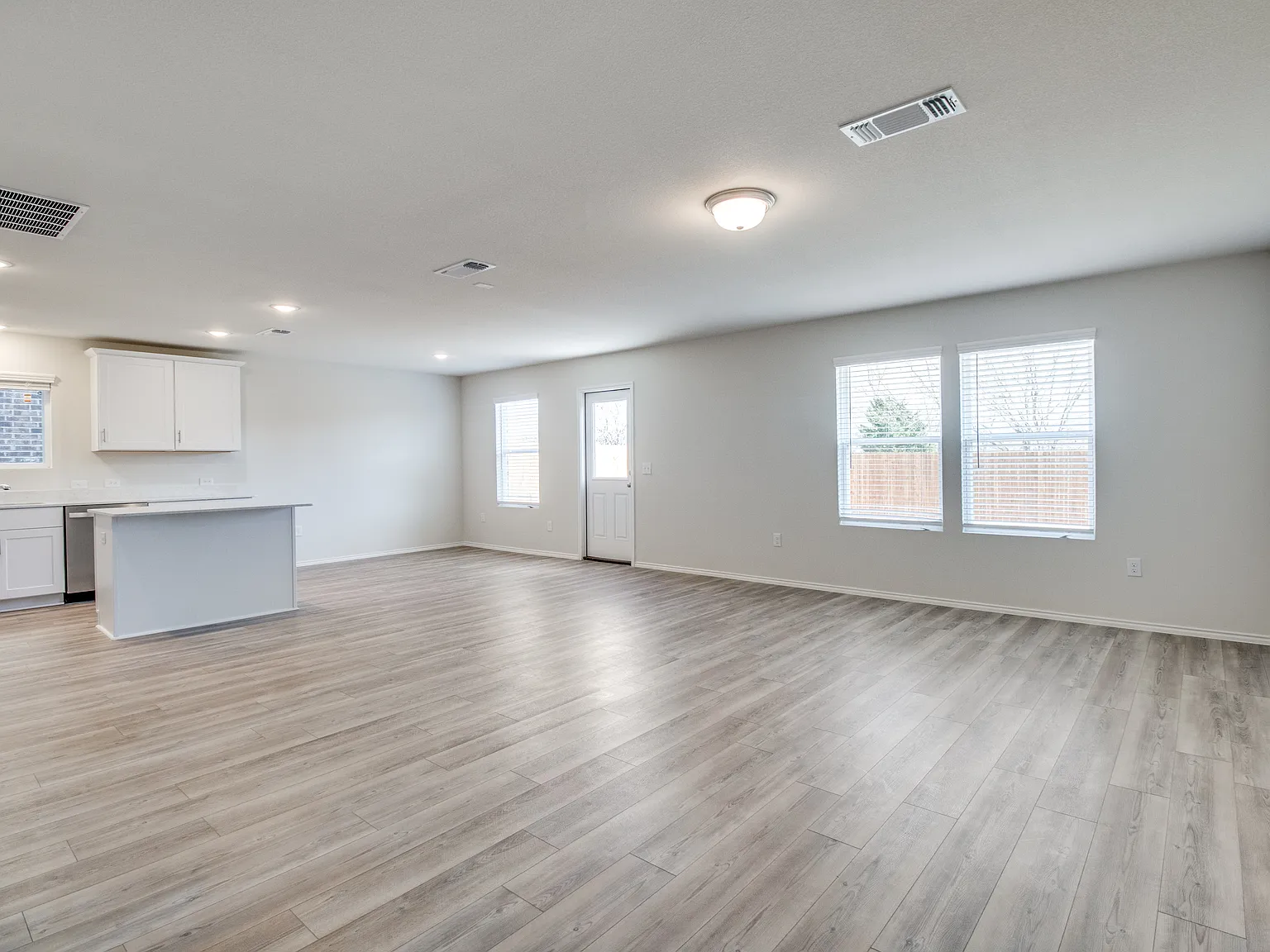 4 bed, 2395 sqft, $2,350 — Photo 4