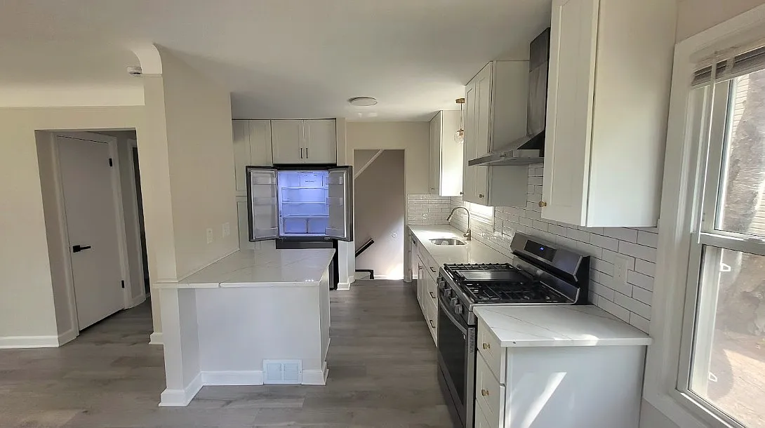 3 bed, 1.5 bath, 2001 sqft, $2,350 — Photo 3