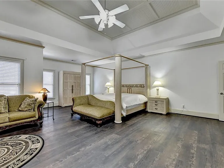 8910 Pinehurst Cv — Photo 49