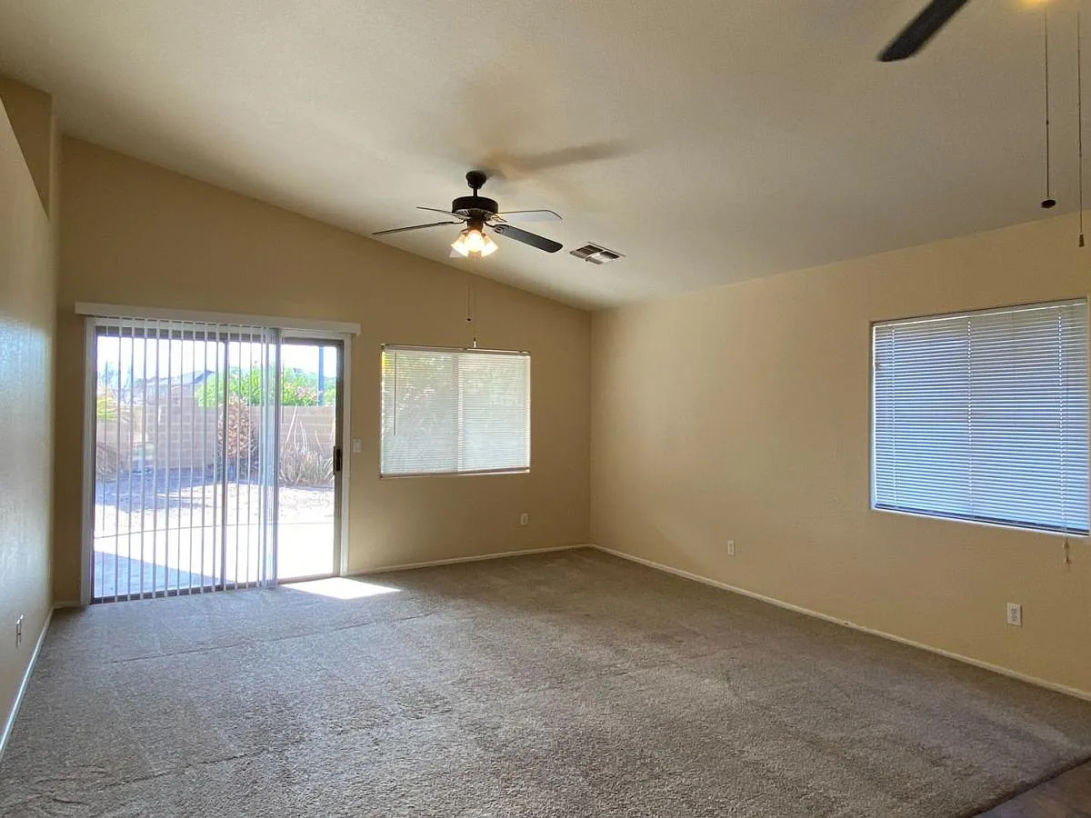 4 Bedroom , 2 Bath, Corner Lot — Photo 4