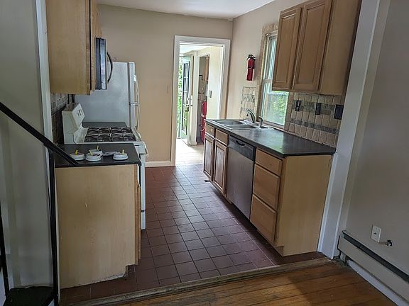 4th image of 5374 Pelham St