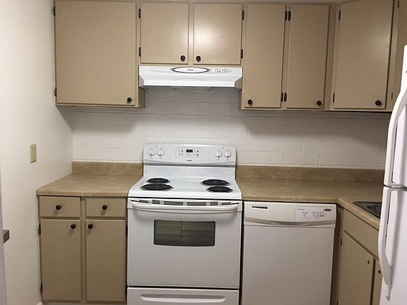 3rd image of 2106 Kanawha Blvd E