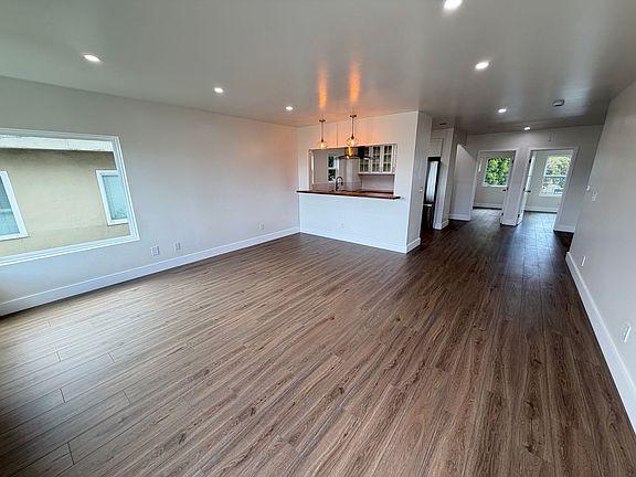 4th image of 529 Merritt Ave #0
