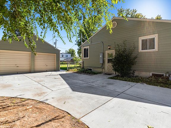 Private side entrance to basement stairs.
