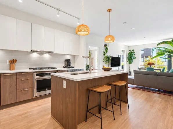 625 E 3rd St #105, North Vancouver, BC V7L 1G6