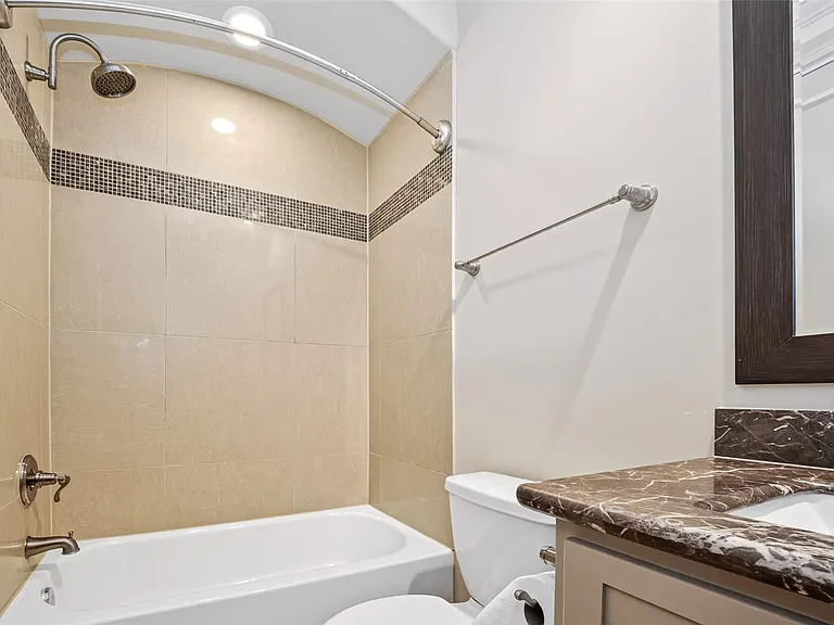 308 W Bell St — Photo 39